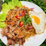 Mì trộn bò với trứng chiên