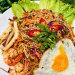 Mì trộn hải sản với trứng chiên