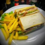 Sandwich trứng thịt xông khói khoai tây chiên